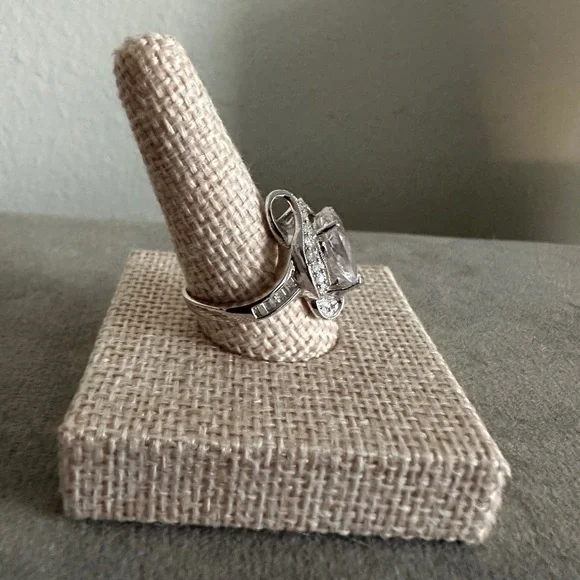 CZ fashion cocktail ring! - Picture 3 of 10